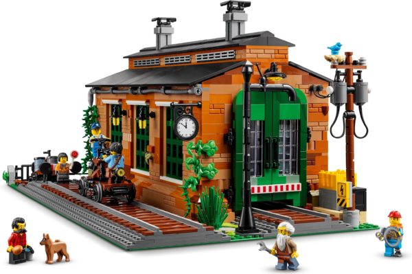910033 Bricklink Old Train Engine Shed full frontal view
